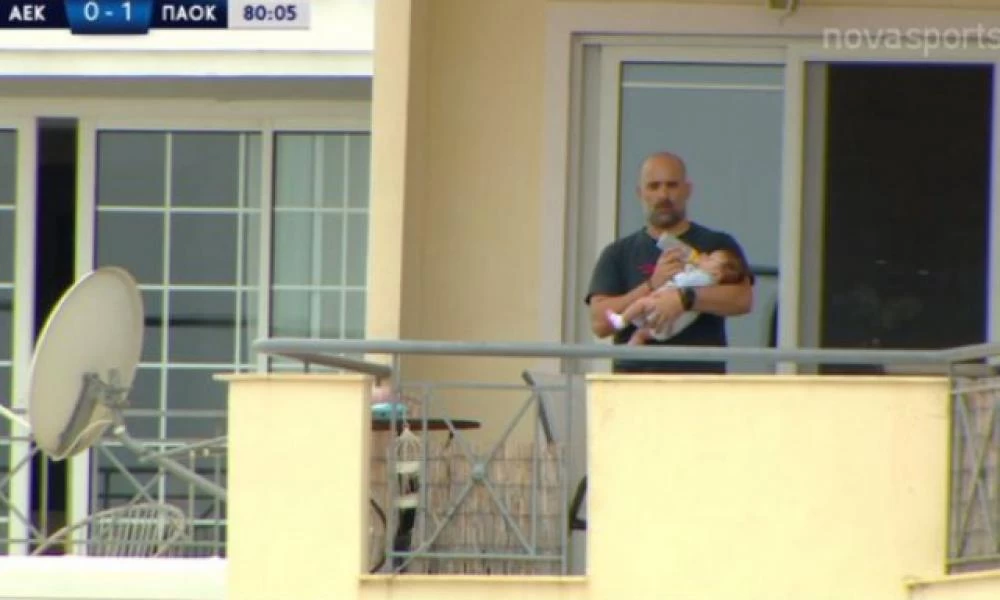 Ο φίλαθλος της χρονιάς: Πατέρας ταΐζει το μωρό του ενώ βλέπει ΑΕΚ -ΠΑΟΚ!